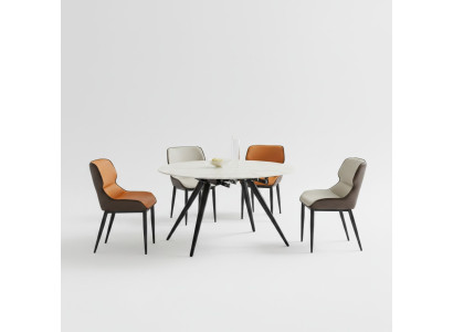 Tavolo da pranzo rotondo beige. Tavolo rotondo con 4 sedie imbottite. Design per sala da pranzo.