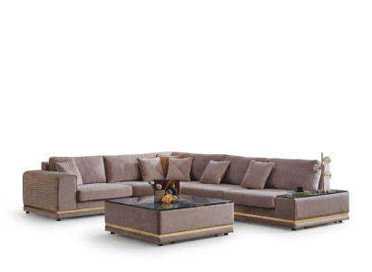 Set soggiorno beige. Elegante divano a L in stile designer con pouf.