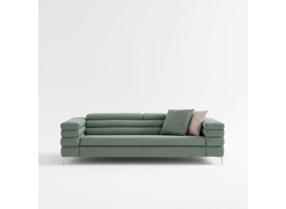 Salotto verde con telaio in legno del designer a quattro posti. Divano in tessuto moderno.