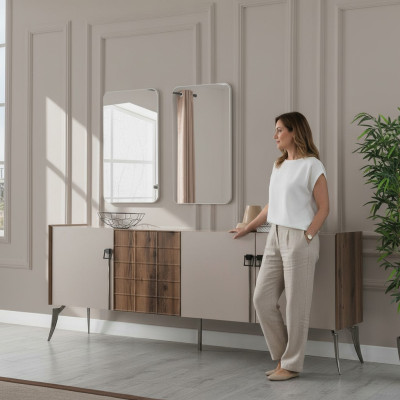 Moderni mobili beige di lusso con due specchi e un mobile in legno buffet.