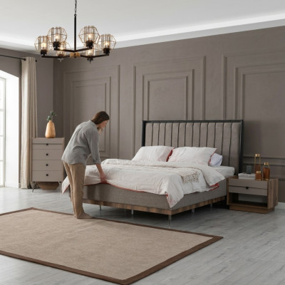 Camera da letto grigia con letto design, struttura in legno, letti in tessuto di pregio.