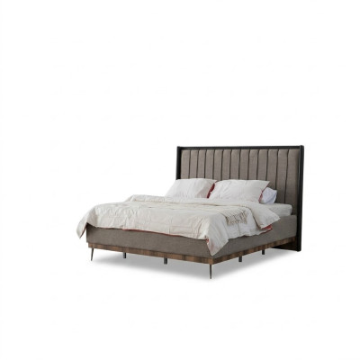 Camera da letto grigia con letto design, struttura in legno, letti in tessuto di pregio.