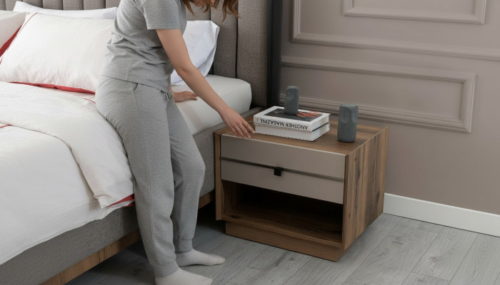 Comodino marrone elegante con cassetti per la camera da letto.