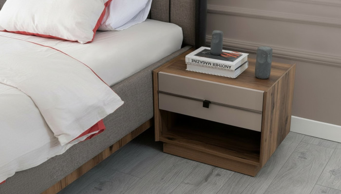 Comodino marrone elegante con cassetti per la camera da letto.