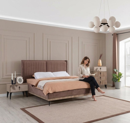 Set da camera da letto marrone con letto matrimoniale imbottito, 2 comodini in legno, e cassettiera.