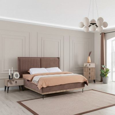 Set da camera da letto marrone con letto matrimoniale imbottito, 2 comodini in legno, e cassettiera.