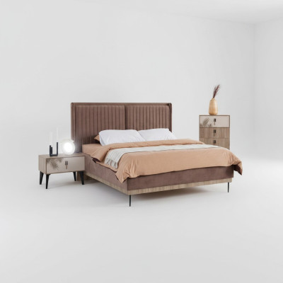 Set da camera da letto marrone con letto matrimoniale imbottito, 2 comodini in legno, e cassettiera.