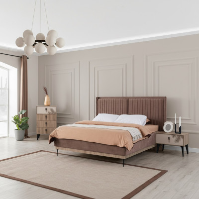 Camera da letto marrone con letto matrimoniale in legno di design, moderno, 2 comodini.