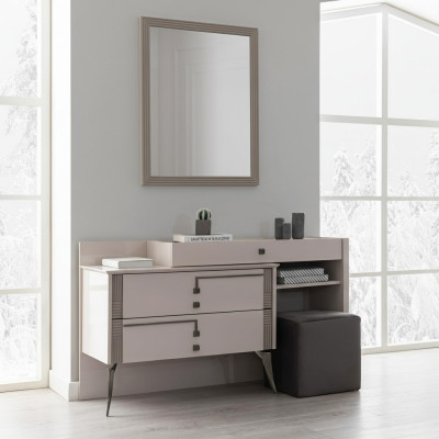 Arredamento camera da letto grigio, designer tessile per letto, 2 comodini in legno.