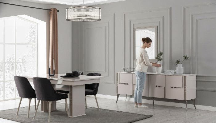 Sala da pranzo di colore bianco antico - Grande tavolo da pranzo, 4 sedie in tessuto, credenza