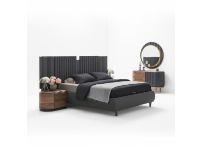 Set da letto moderno grigio composto da letto in tessuto, comodini in legno e cassettiera.