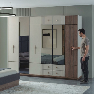 Grande armadio bianco elegante camera da letto in legno di lusso.
