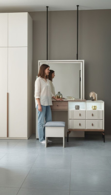 Tavolo da trucco bianco con specchio di vetro, sgabello di lusso, mobili moderni.