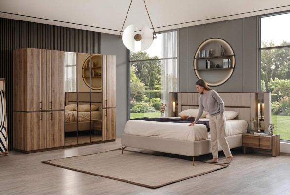 Letto matrimoniale beige moderno con 2 comodini e armadio in legno.