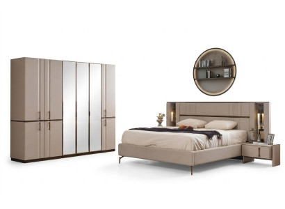 Letto matrimoniale beige moderno con 2 comodini e armadio in legno.