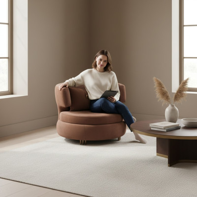 Poltrona di lusso soggiorno imbottita in tessuto marrone, seduta moderna e design nuovo.