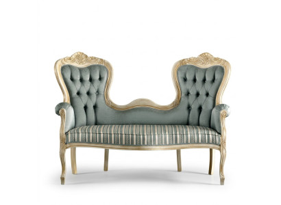 Classico divano Chesterfield imbottito in tessuto per il soggiorno.