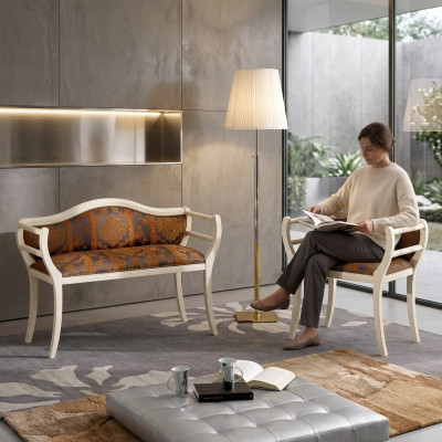 Classico set da salotto composto da divano, sedie, mobili imbottiti per il soggiorno in stile design.