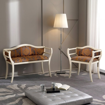 Classico set da salotto composto da divano, sedie, mobili imbottiti per il soggiorno in stile design.