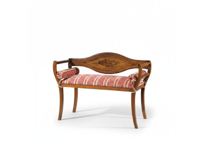 Elegante panca fatta a mano con schienale decorativo.