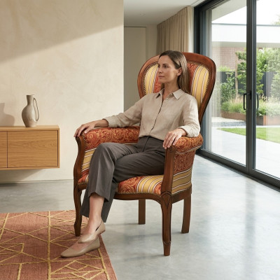 Poltrona classica in tessuto imbottito di lusso con struttura in legno nuova.