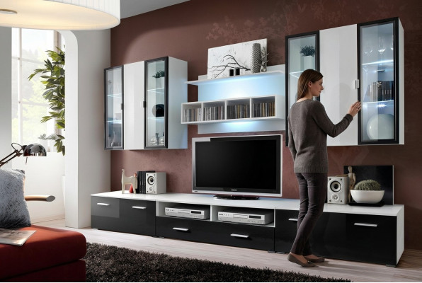 Mobile TV design moderno in legno per soggiorno con parete attrezzata.
