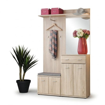 Design moderno dell'appendiabiti di lusso in legno per l'ingresso.