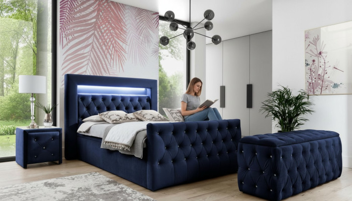 Mobili da camera da letto Chesterfield blu scuro con letto matrimoniale a LED e comodini.