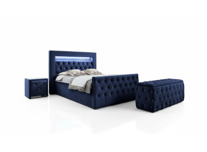 Mobili da camera da letto Chesterfield blu scuro con letto matrimoniale a LED e comodini.