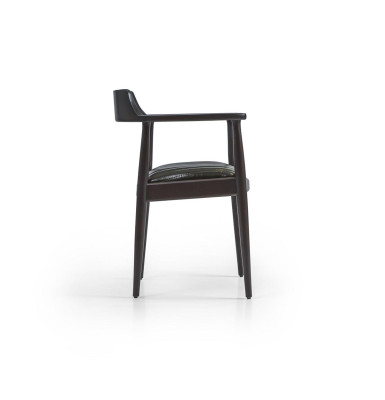 Design della sedia da pranzo con braccioli. Nuovo sedile in legno nero.