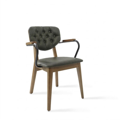 Sedia da pranzo con braccioli imbottita in stile Chesterfield, arredamento di lusso.