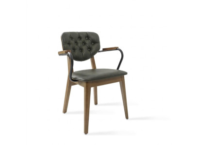Sedia da pranzo con braccioli imbottita in stile Chesterfield, arredamento di lusso.