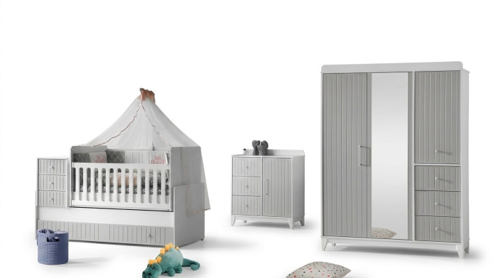 Set completo per la camera dei bambini: cassettiera, armadio, lettino colore grigio.