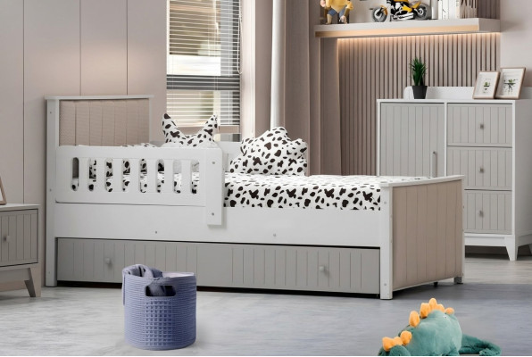 Pratico lettino per bambini di colore grigio per dolci ore di sonno di lusso.