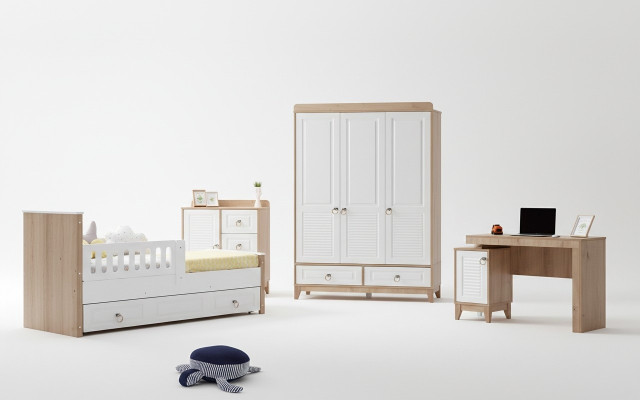 Lussuoso set per la camera dei bambini composto da letto, armadio, cassettiera, tavolo, 4 pezzi.