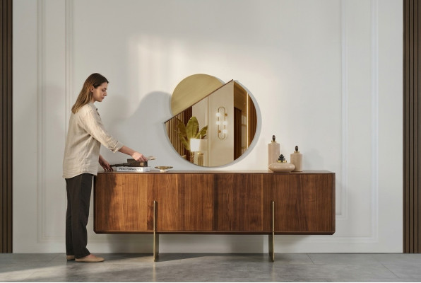 Lussuoso set da pranzo composto da credenza e specchio color marrone.