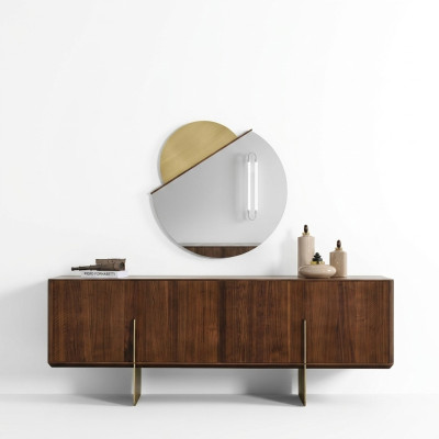Lussuoso set da pranzo composto da credenza e specchio color marrone.