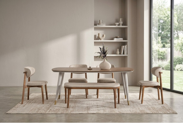 Elegante set composto da tavolo da pranzo, 4 sedie e panca beige per la sala da pranzo.