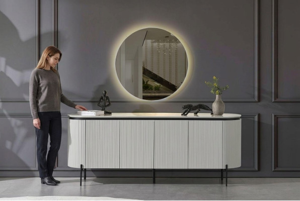 Set da pranzo elegante composto da credenza e specchio. Colore bianco. 2 pezzi.
