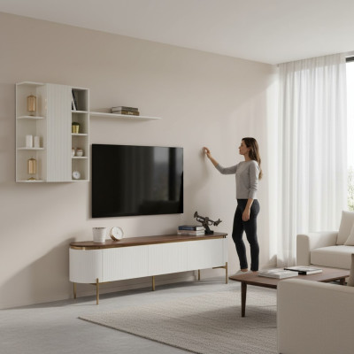Set soggiorno composto da mobile TV basso e pensile con elementi dorati.