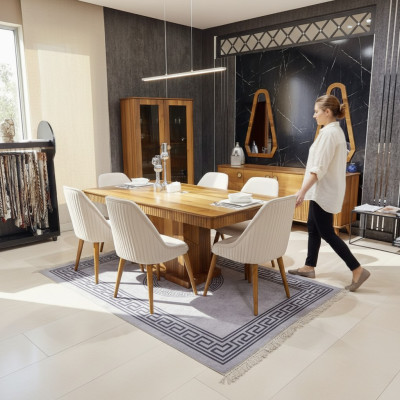 Esclusivo set da sala da pranzo di colore marrone chiaro, tavolo da pranzo in legno con 6 sedie e credenza.