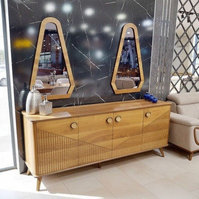 Mobile bar in stile marrone di lusso, cassettiera in legno a 4 ante, mobili in legno robusti.