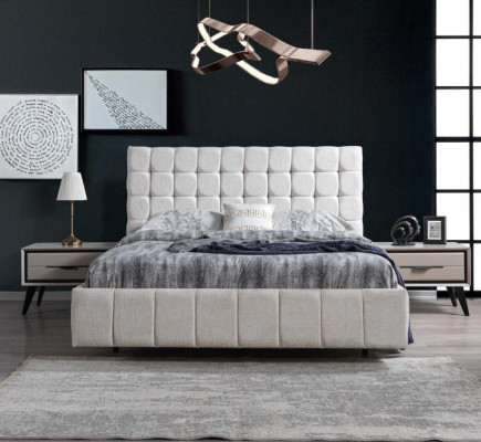 Camera da letto esclusiva bianca con letto matrimoniale, comodini e comò di design.