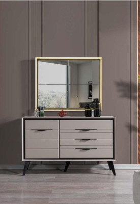 Camera da letto esclusiva bianca con letto matrimoniale, comodini e comò di design.