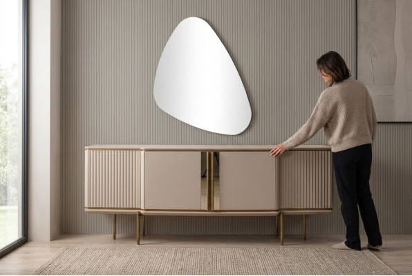 Mobile portaoggetti sala da pranzo beige a 2 ante con specchio di lusso. Mobili moderni in legno.