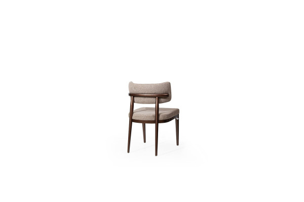 Sedia tessile beige da sala da pranzo con gambe in legno marrone scuro. Mobili di design.