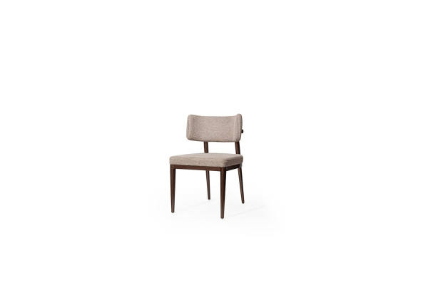 Sedia tessile beige da sala da pranzo con gambe in legno marrone scuro. Mobili di design.