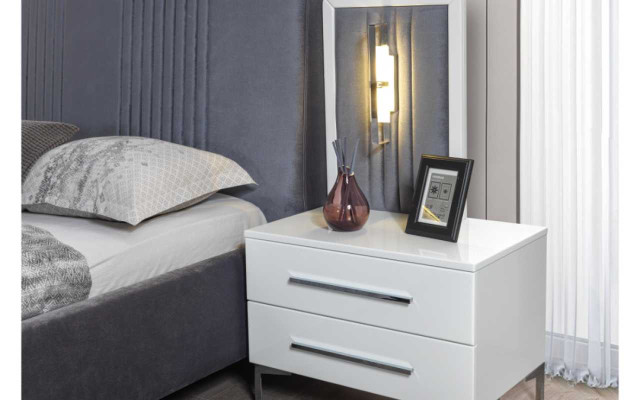 Letto matrimoniale grigio moderno con 2 comodini in legno, camera da letto assortita.