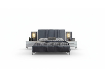 Letto matrimoniale grigio moderno con 2 comodini in legno, camera da letto assortita.