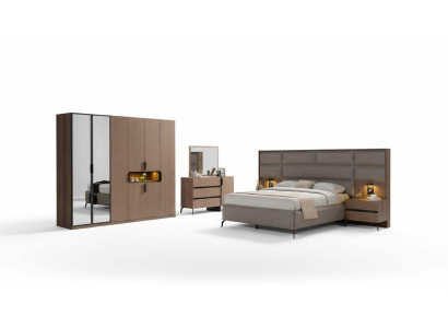 Mobili da camera da letto in legno marrone, letto tessile, comodini, cassettiera, armadio.